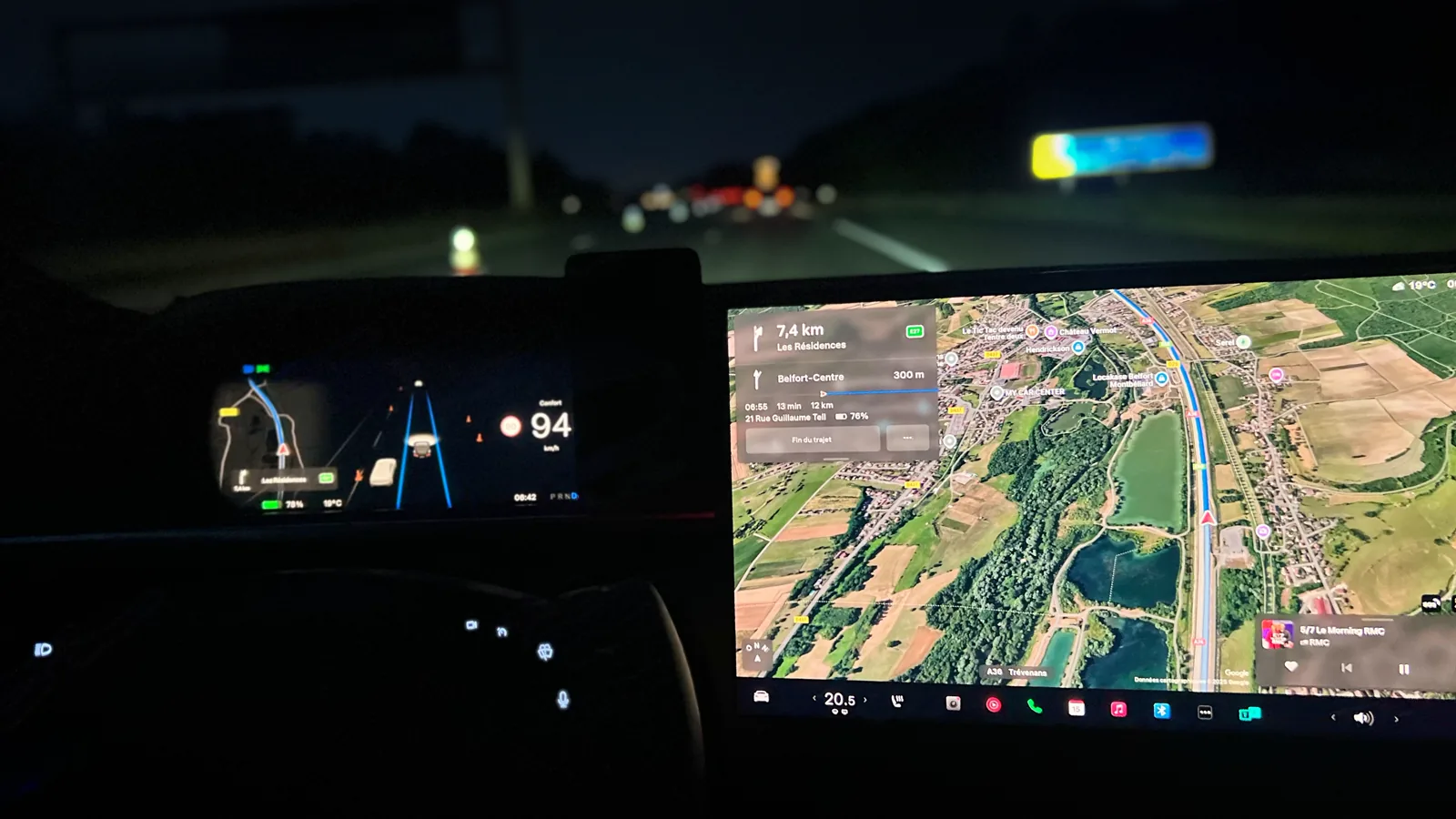 Vue depuis l'habitacle d'un taxi Alliance Taxis en route de nuit vers Belfort